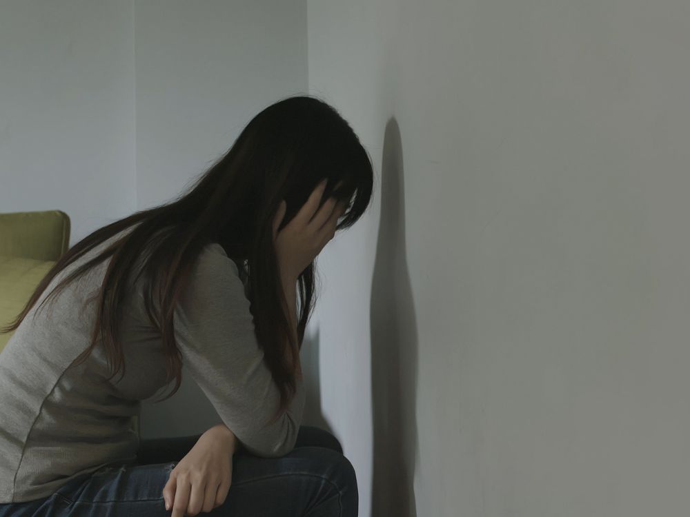 不安を感じ落ち込んでいる人のイメージ