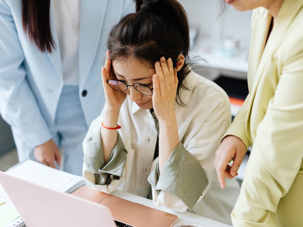 正解を探しすぎて悩む人のイメージ