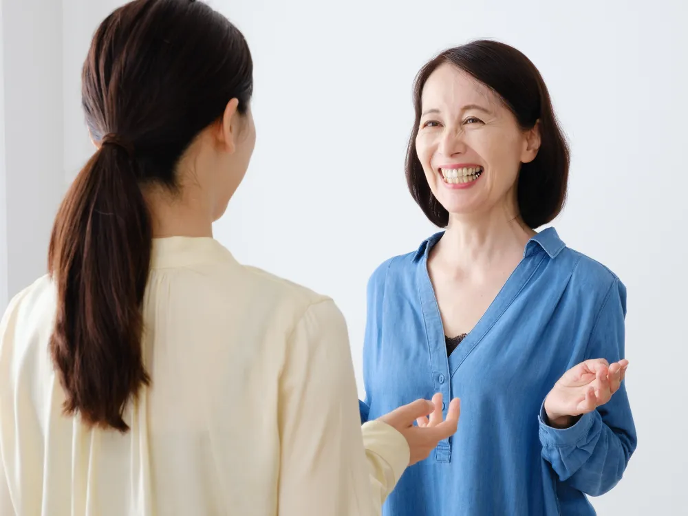 笑顔で話す女性たち
